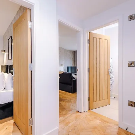 Central York Penthouse With Private Roof Terrace * 요크