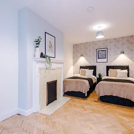 Central York Penthouse With Private Roof Terrace *