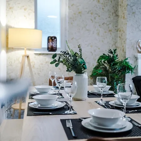 Central York Penthouse With Private Roof Terrace *