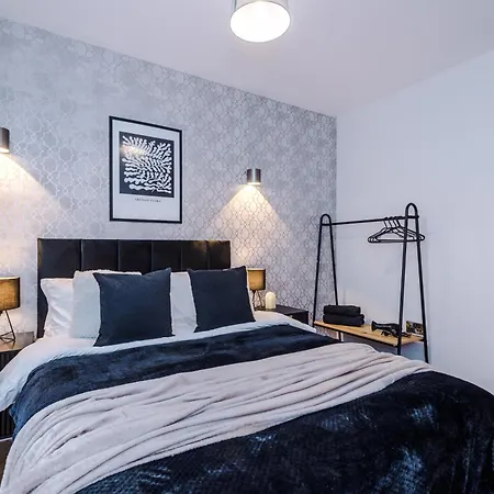 Central York Penthouse With Private Roof Terrace *