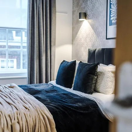 Central York Penthouse With Private Roof Terrace *