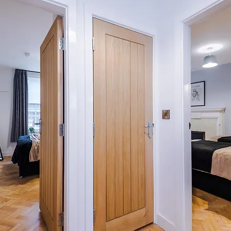 Central York Penthouse With Private Roof Terrace 요크