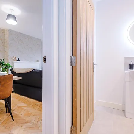 Central York Penthouse With Private Roof Terrace *