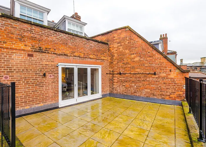 Central York Penthouse With Private Roof Terrace