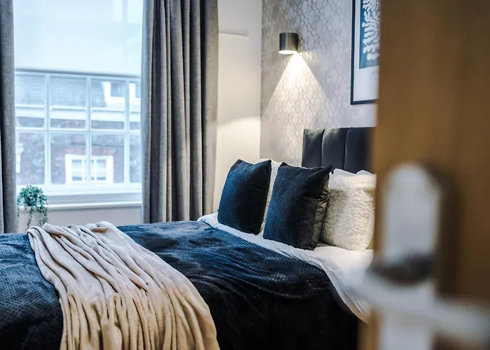 Central York Penthouse With Private Roof Terrace *