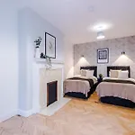 Central York Penthouse With Private Roof Terrace 아파트