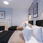 Central York Penthouse With Private Roof Terrace * 요크