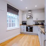 Central York Penthouse With Private Roof Terrace 요크