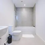 Central York Penthouse With Private Roof Terrace * 요크