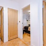 Central York Penthouse With Private Roof Terrace 아파트