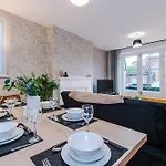 Central York Penthouse With Private Roof Terrace 아파트 요크