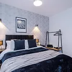 Central York Penthouse With Private Roof Terrace *