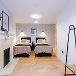 아파트 Central York Penthouse With Private Roof Terrace 요크