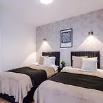 Central York Penthouse With Private Roof Terrace * 요크
