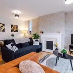 Central York Penthouse With Private Roof Terrace 요크