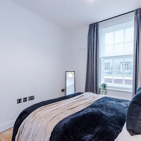 Central York Penthouse With Private Roof Terrace *