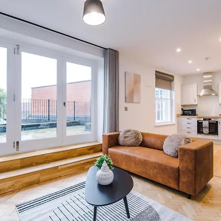 Central York Penthouse With Private Roof Terrace *