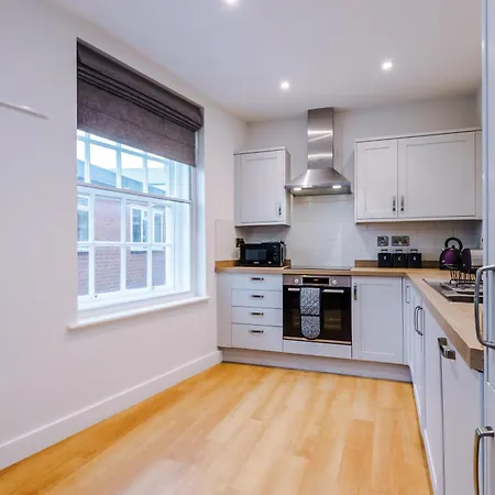 Central York Penthouse With Private Roof Terrace Йорк