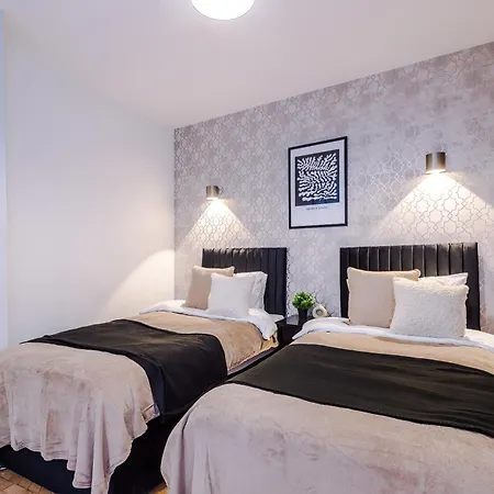 Central York Penthouse With Private Roof Terrace * Йорк