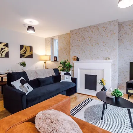 Central York Penthouse With Private Roof Terrace Йорк