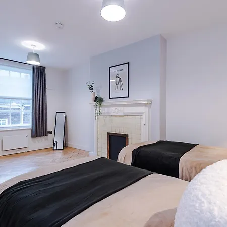 Central York Penthouse With Private Roof Terrace * يورك