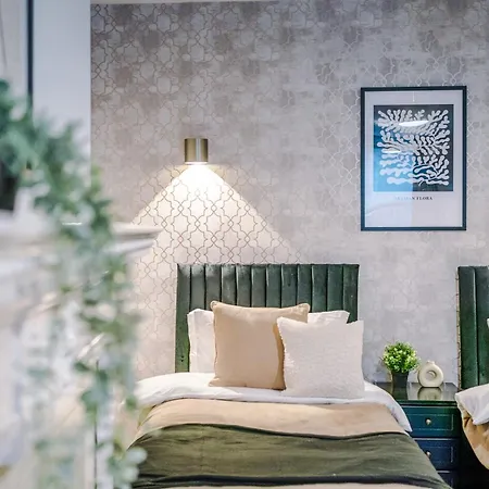 Central York Penthouse With Private Roof Terrace Йорк